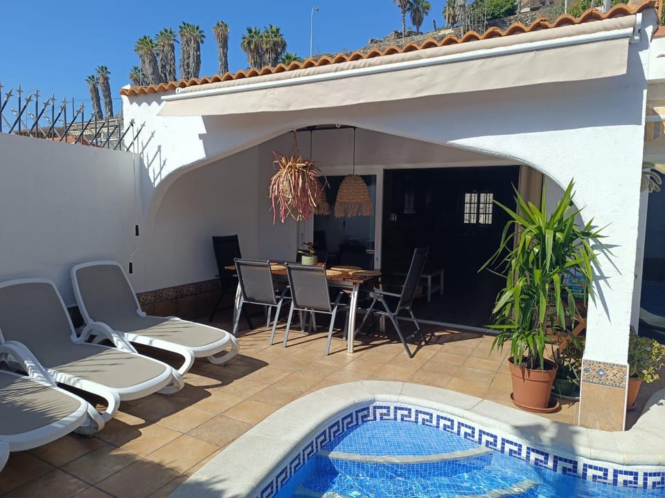 Patio, Dining area, Swimming pool