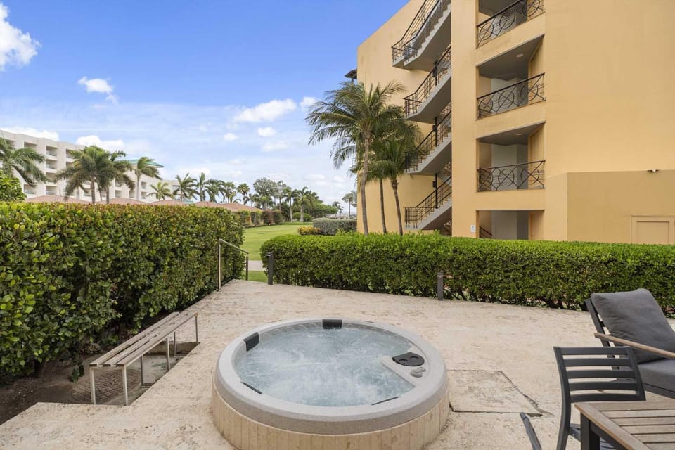 Beachfront - Coral Sea Garden 3BR condo - P116 House in Noord