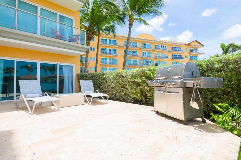 Beachfront - Garden Delight 3BR condo - E125 House in Noord