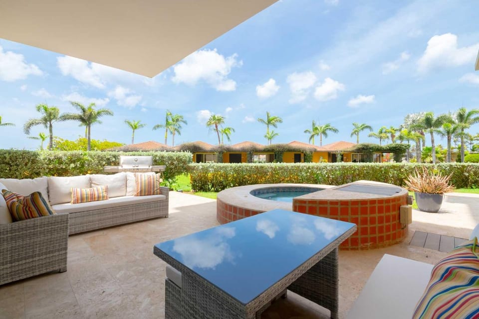 Beachfront - Garden Delight 3BR condo - E125 House in Noord