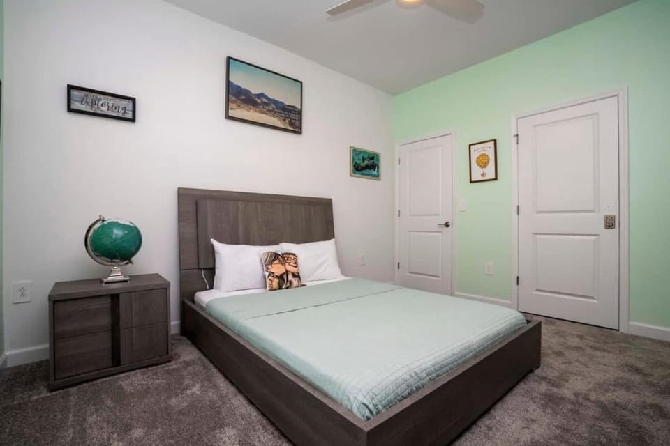 Gorgeous 4 Bedroom w Screened Pool Close to Disney 2653 House in Kissimmee