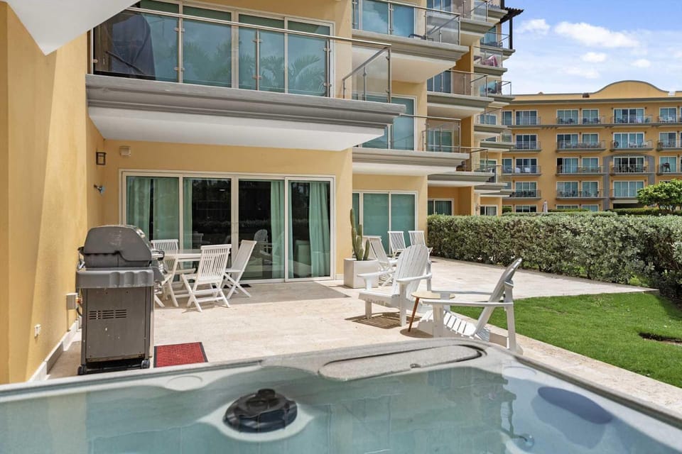 Beachfront - Beach Garden 2BR condo - E124 House in Noord