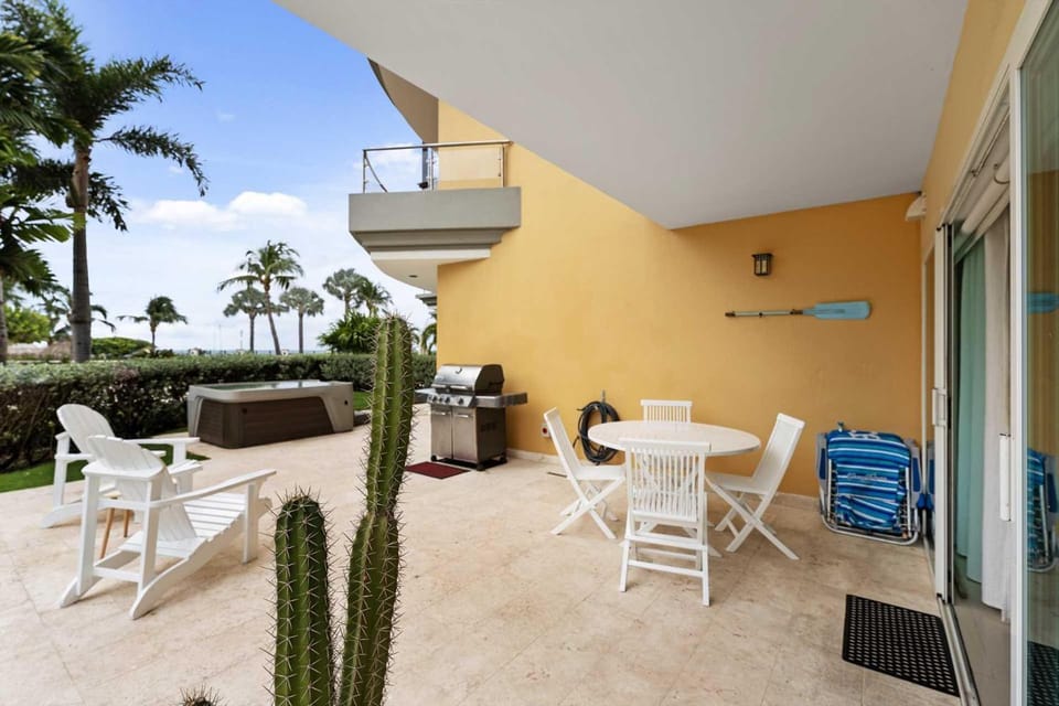 Beachfront - Beach Garden 2BR condo - E124 House in Noord