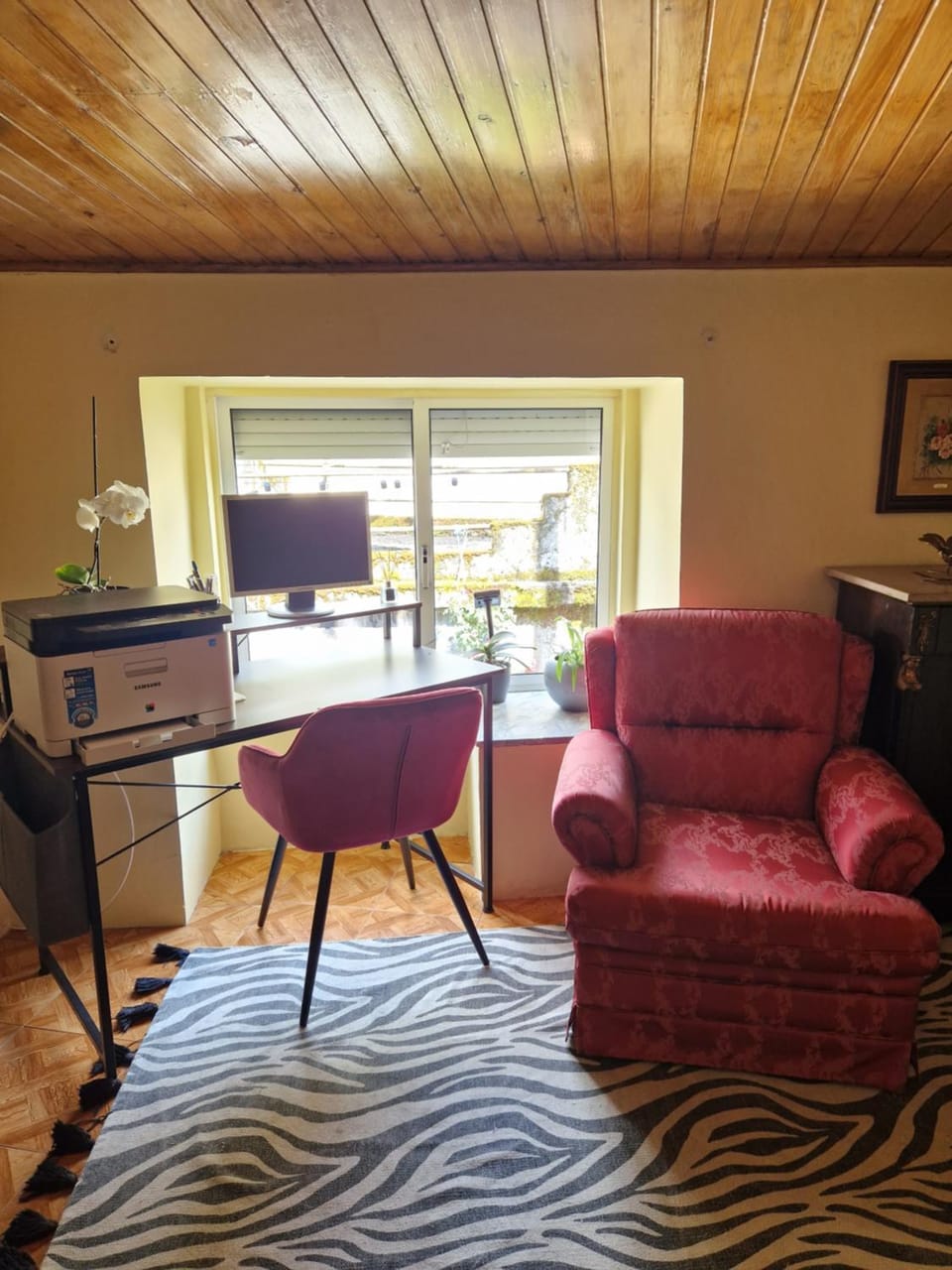 Communal lounge/ TV room, Game Room, Library, Living room, Meeting/conference room, flat iron