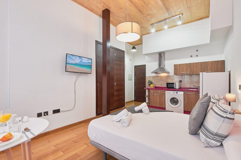 Bed, Kitchen or kitchenette, towels, washing machine