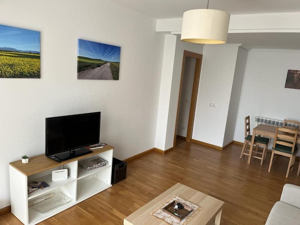 Communal lounge/ TV room, TV and multimedia, Living room, Seating area, Dining area