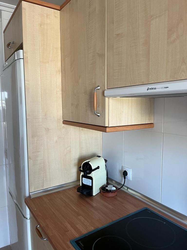 Kitchen or kitchenette, minibar, stove