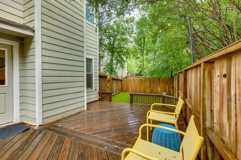 Modern Woodlands Townhome w/ Spacious Yard & Patio House in The Woodlands