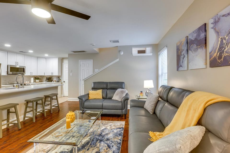 Modern Woodlands Townhome w/ Spacious Yard & Patio House in The Woodlands