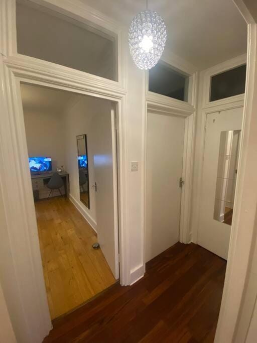 2 Bedroom Flat in Camberwell Green - Central Location with excellent connections to tourist attractions and main London airports Apartment in London Borough of Southwark