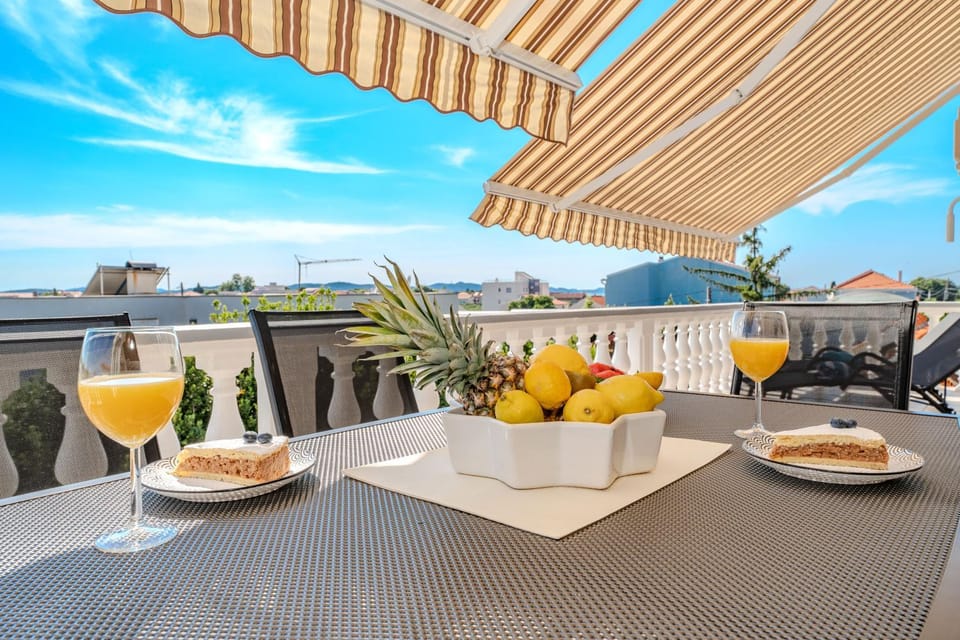 Day, View (from property/room), Balcony/Terrace, Seating area, Dining area