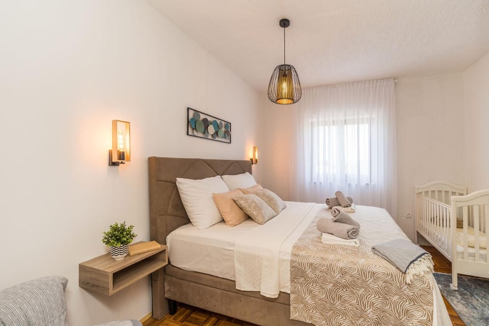 Bed, Bedroom, cot, Family