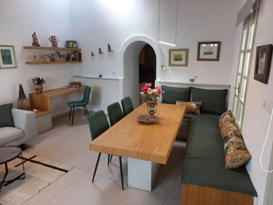 Seating area, Dining area