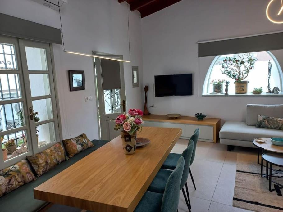 TV and multimedia, Living room, Dining area