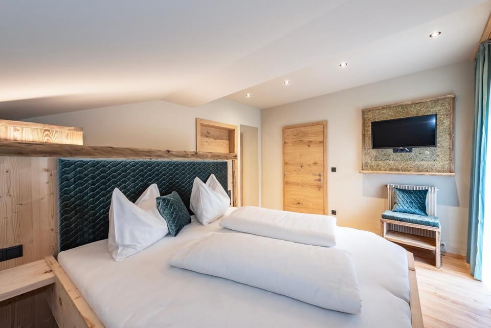 Bed, TV and multimedia, Bedroom