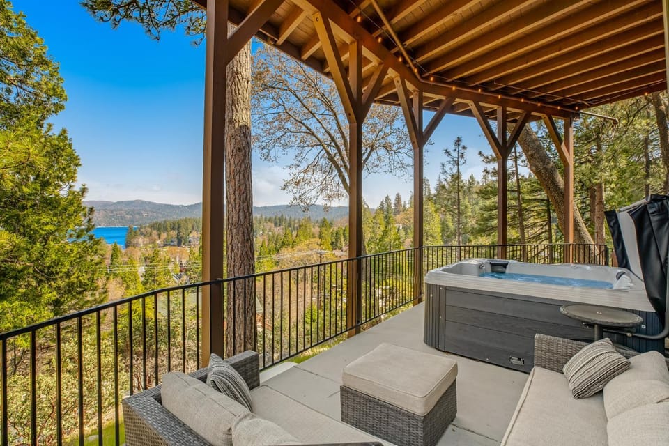 Surreal Feel Lakeview Chalet House in Lake Arrowhead