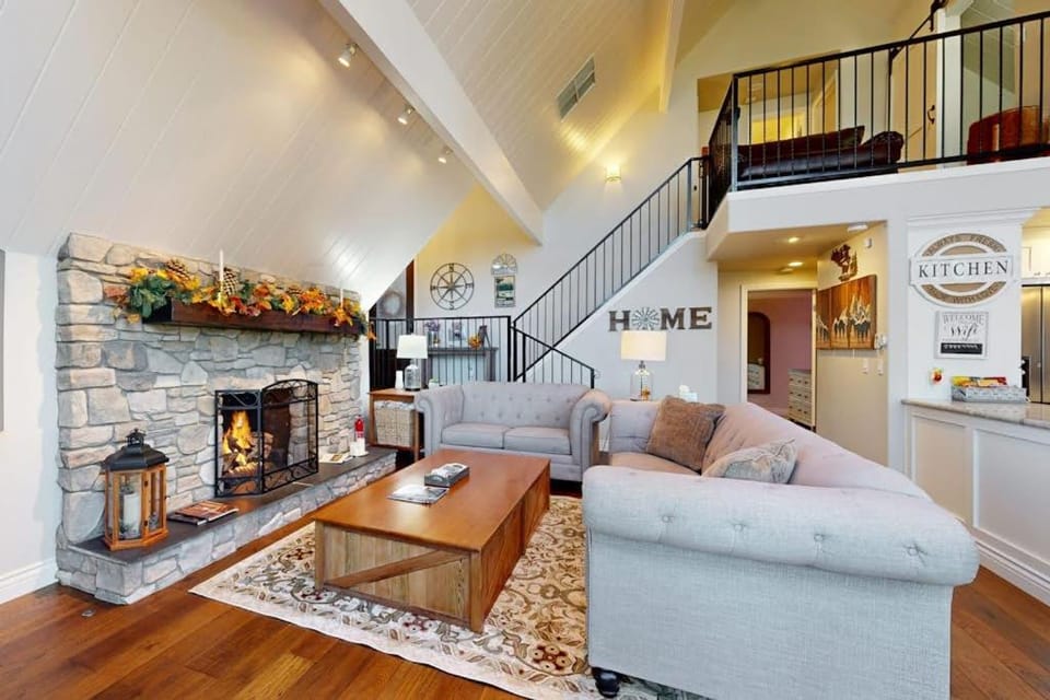 Surreal Feel Lakeview Chalet House in Lake Arrowhead