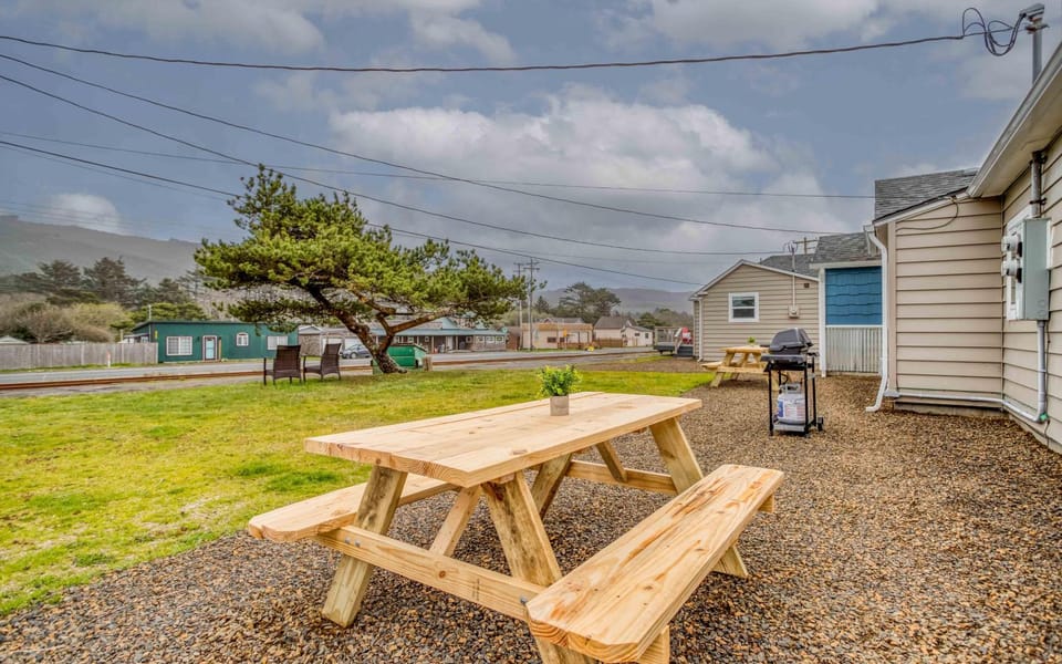 Beach Bliss - Meredith Lodging House in Rockaway Beach