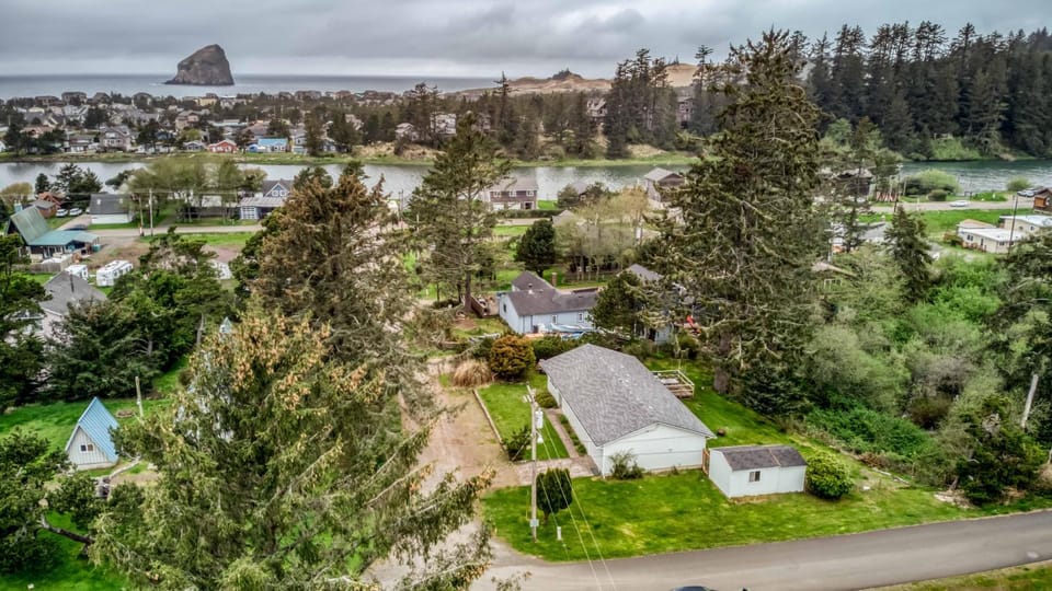 Camp Street Cottage - Meredith Lodging House in Pacific City