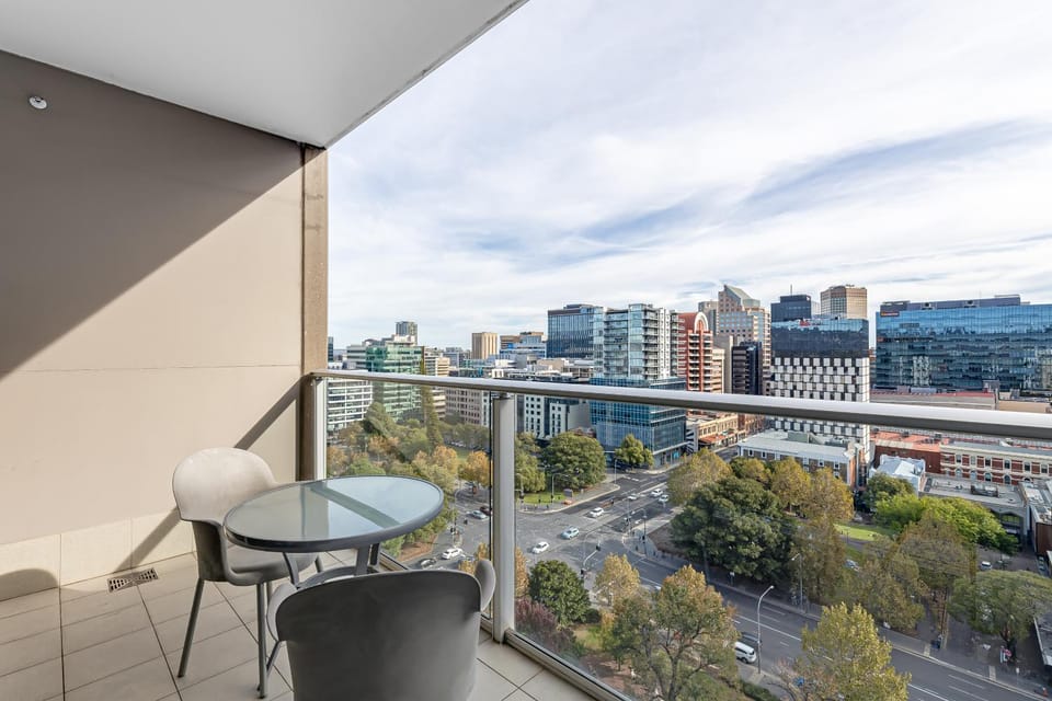 View (from property/room), Balcony/Terrace, City view