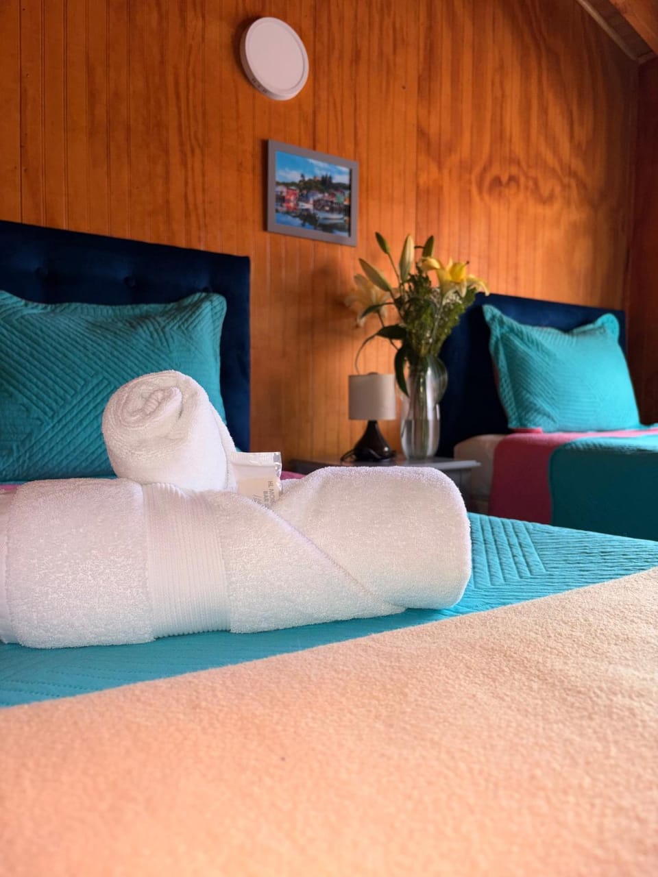 Bed, Bedroom, towels