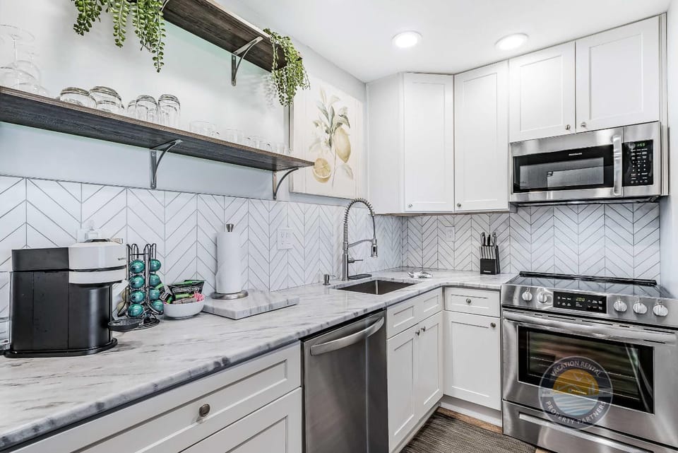 YOUR New Luxury Lakeview Condo w Pool Access House in Wisconsin