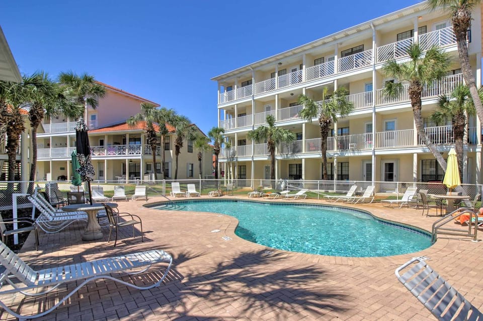 Walk to Beach! PCB Resort Condo w/ Pool Access House in Panama City Beach