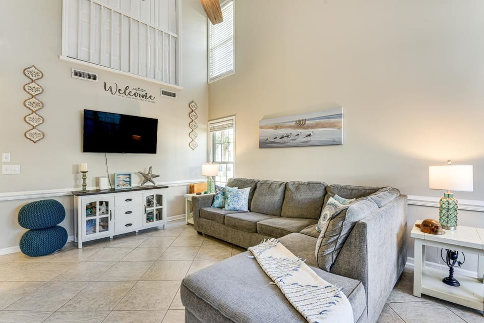 Walk to Beach! PCB Resort Condo w/ Pool Access House in Panama City Beach