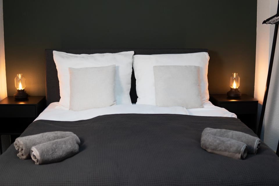 Bed, Bedroom, towels