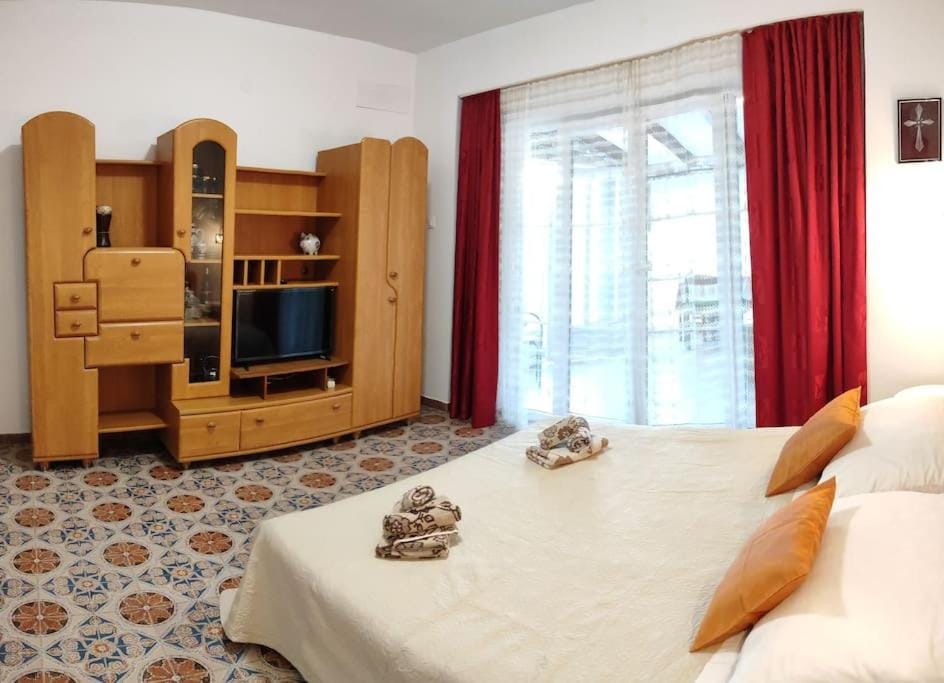 Bed, TV and multimedia, Bedroom