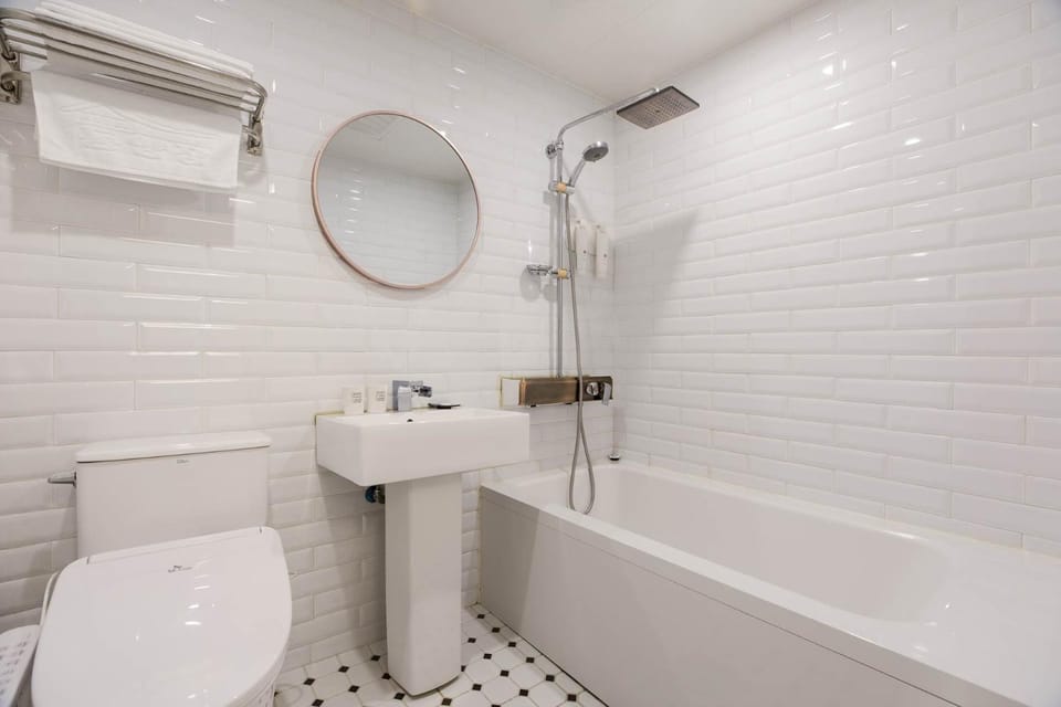 Shower, Toilet, Hot Tub, Bathroom, Bath