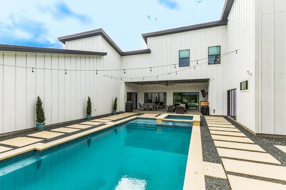 Dog-friendly home with pool, grill, central AC, and Washer and Dryer House in Hudson Bend