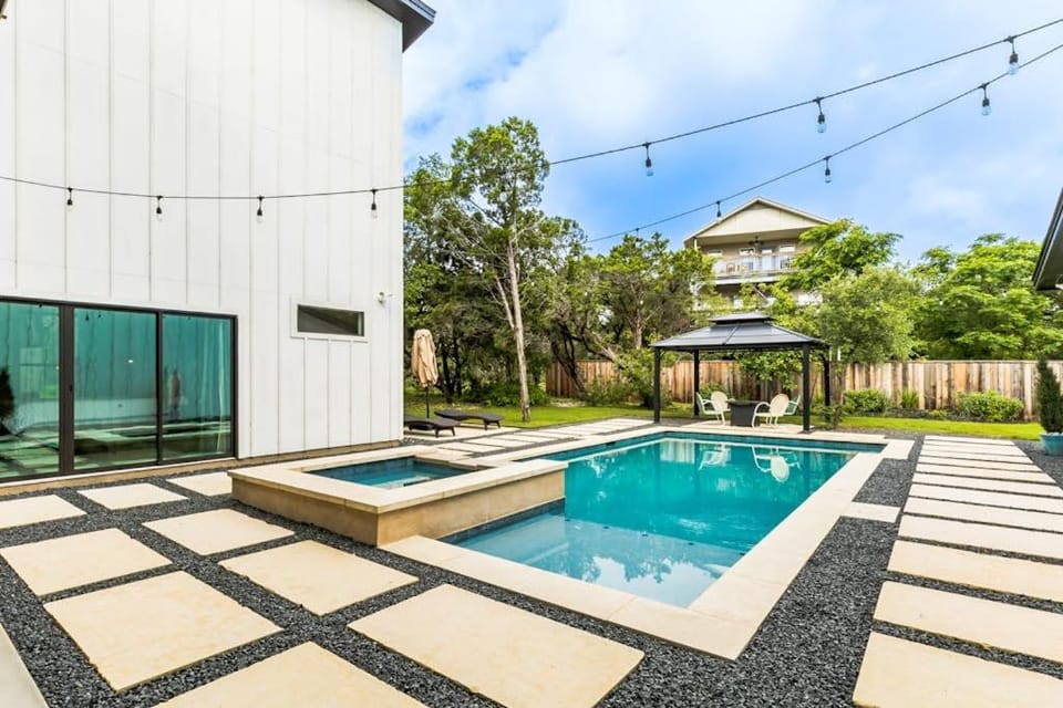 Dog-friendly home with pool, grill, central AC, and Washer and Dryer House in Hudson Bend