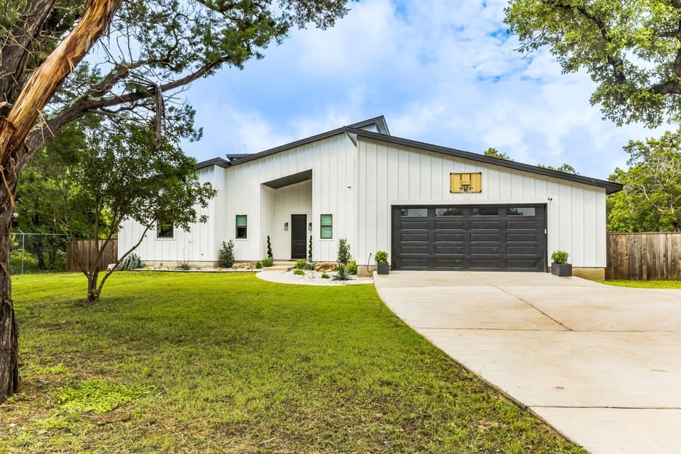 Serene Austin Stunner House in Hudson Bend