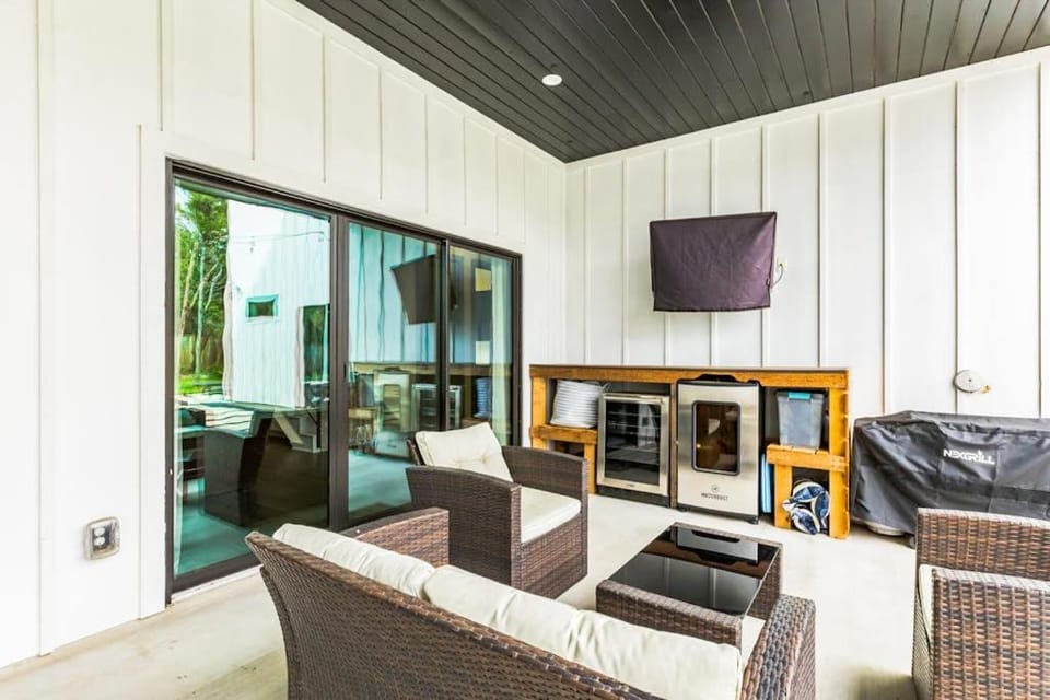 Dog-friendly home with pool, grill, central AC, and Washer and Dryer House in Hudson Bend