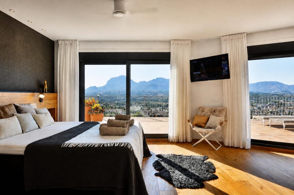 Bed, TV and multimedia, Bedroom, Mountain view