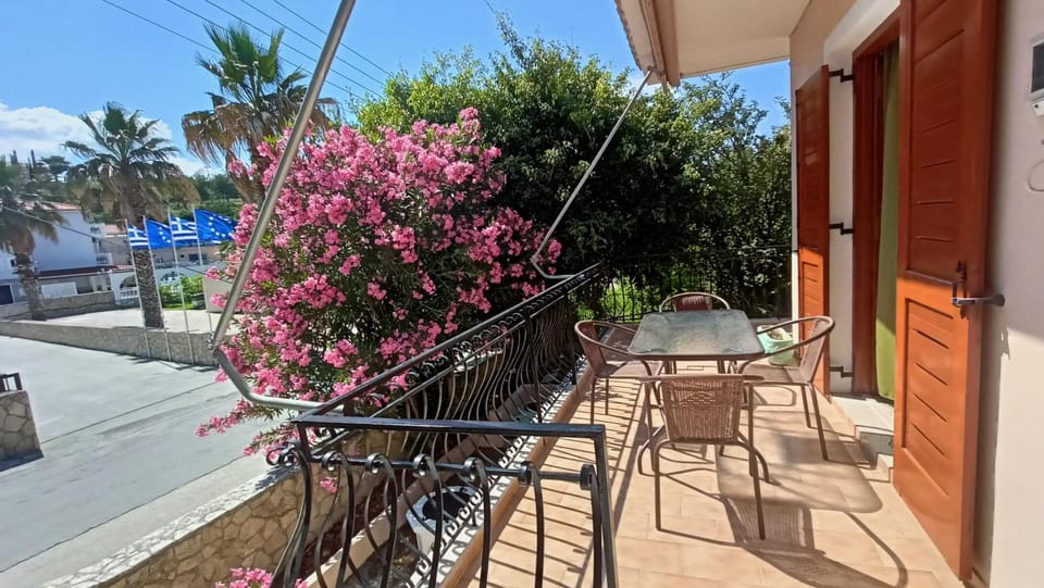 Property building, Patio, Balcony/Terrace