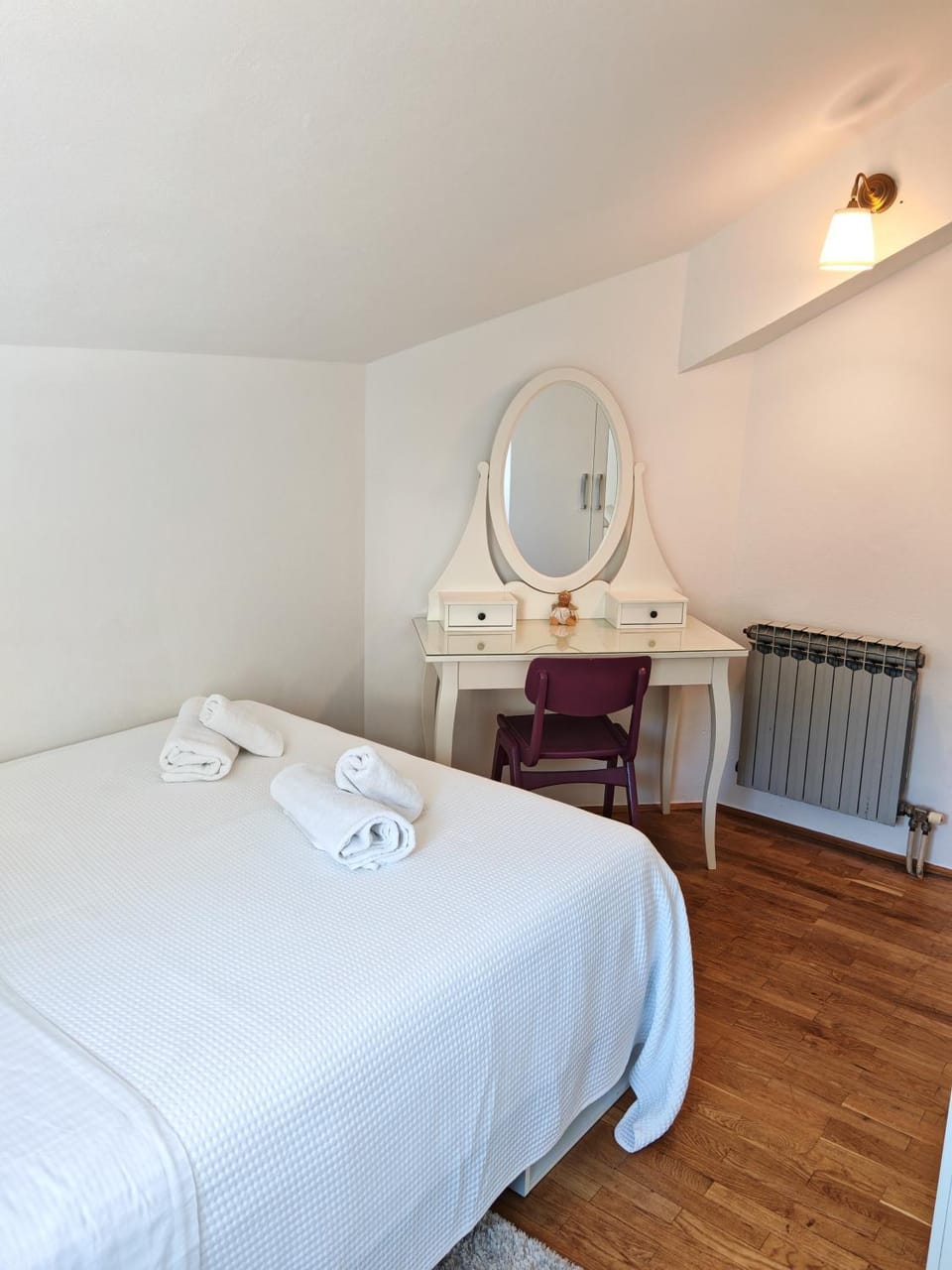Bed, Photo of the whole room, Bedroom, towels