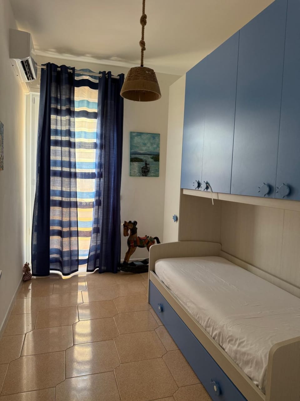 Bed, Photo of the whole room, Bedroom, air conditioner