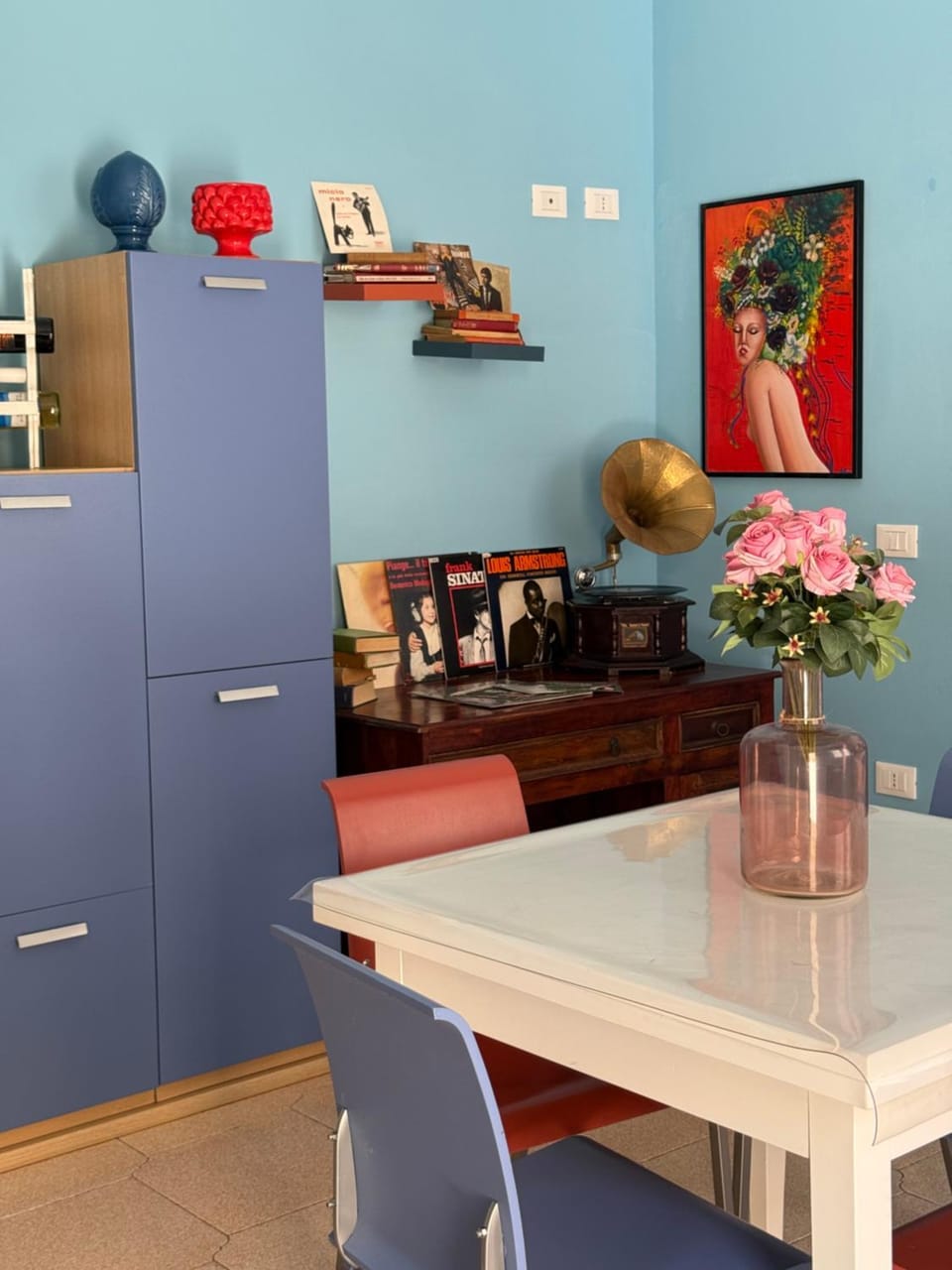 Living room, Decorative detail, Seating area, Dining area