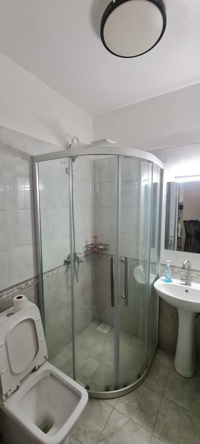Shower, Toilet