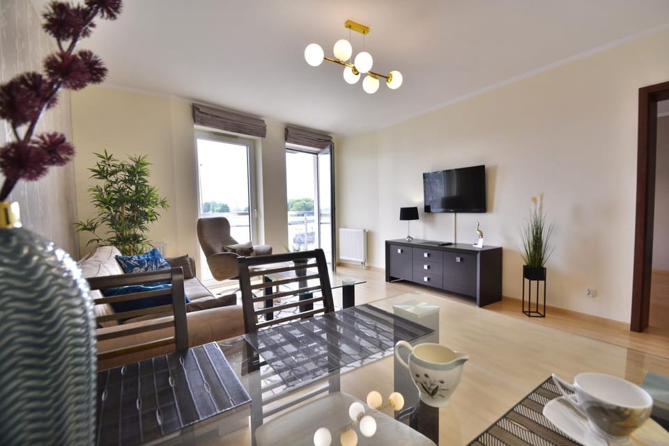 TV and multimedia, Living room, Seating area, Dining area, Evening entertainment