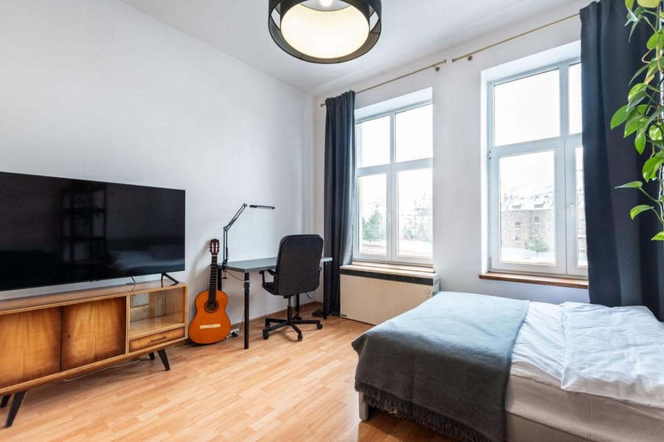 Communal lounge/ TV room, TV and multimedia, Living room, Seating area, Bedroom