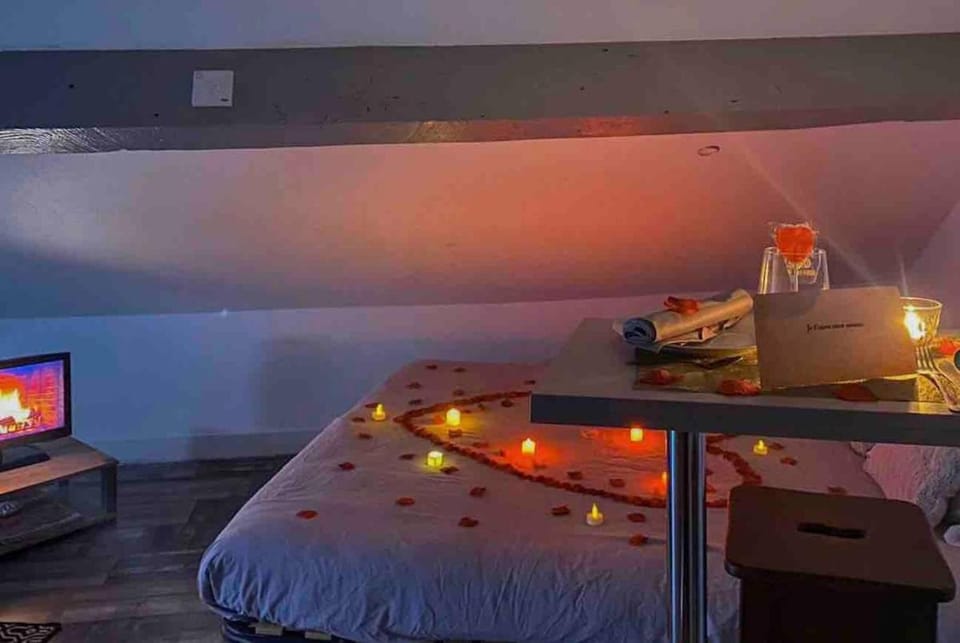 Bed, TV and multimedia, Other, Photo of the whole room, Bedroom