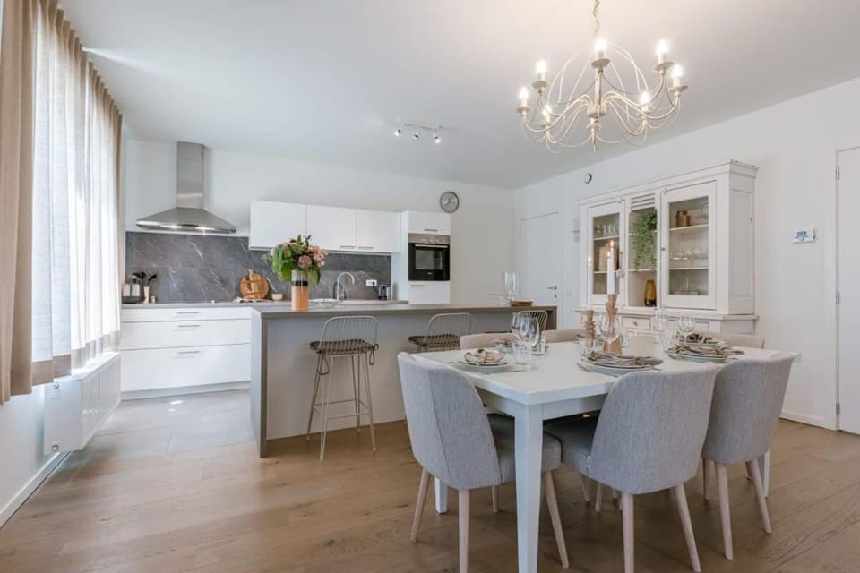 Kitchen or kitchenette, Dining area, stove