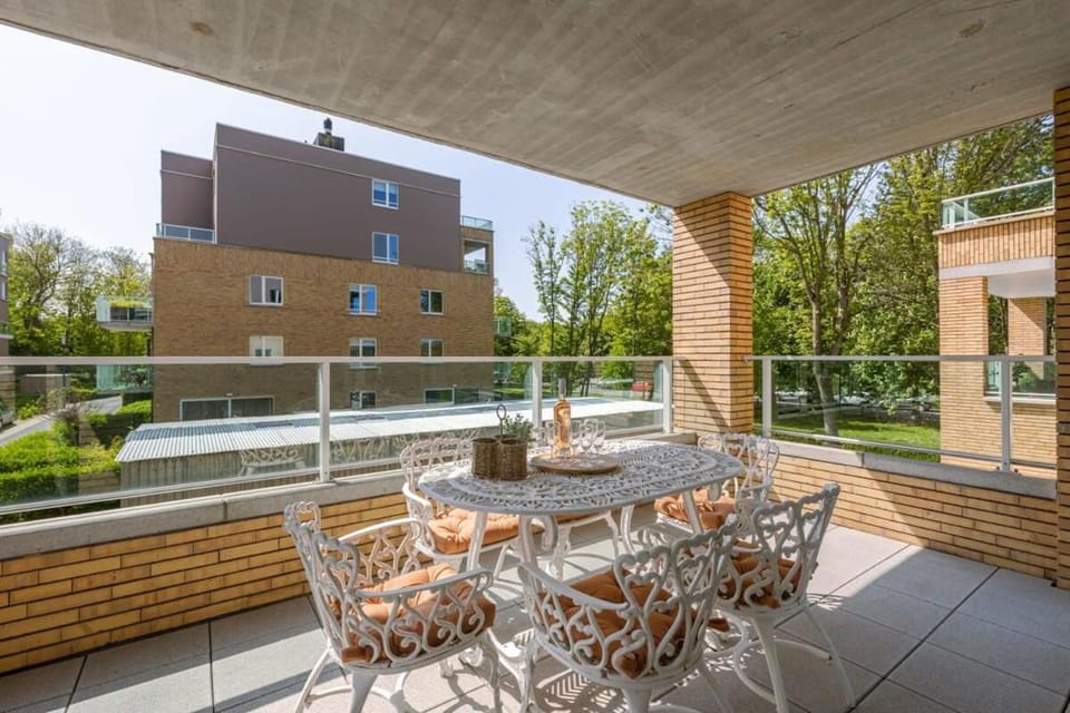 Property building, Patio, Day, Balcony/Terrace, Seating area