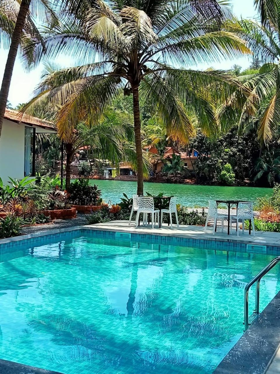 Swimming pool, Breakfast