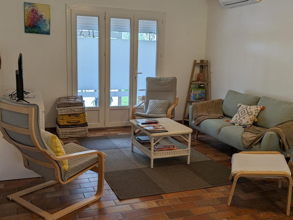 Living room, Seating area, air conditioner