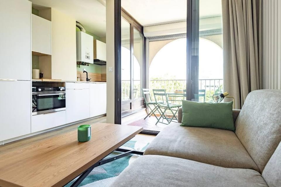 Kitchen or kitchenette, Living room, minibar, pet friendly, stove