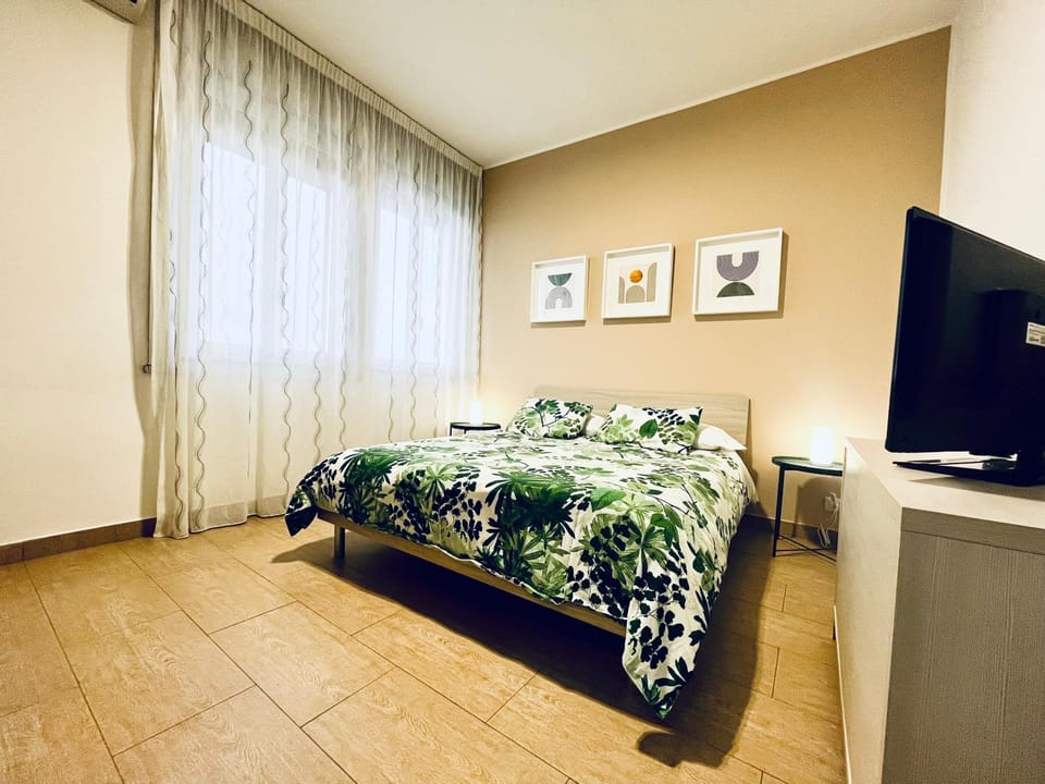Bed, TV and multimedia, Photo of the whole room, Bedroom